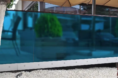 Glas für Wind- und Sichtschutz: Farbig und matt
