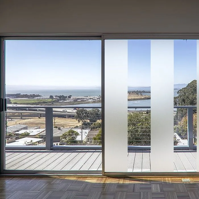 Glasschiebetüren vor einem Balkon mit Blick aufs Meer