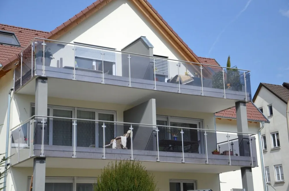 Hausfassade mit Balkongeländern aus Glas