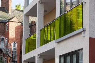 Glas für den französischen Balkon: Farbige matte Folie