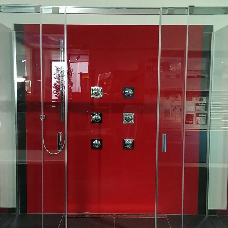 Dusche mit Rückwand aus rot lackiertem Glas