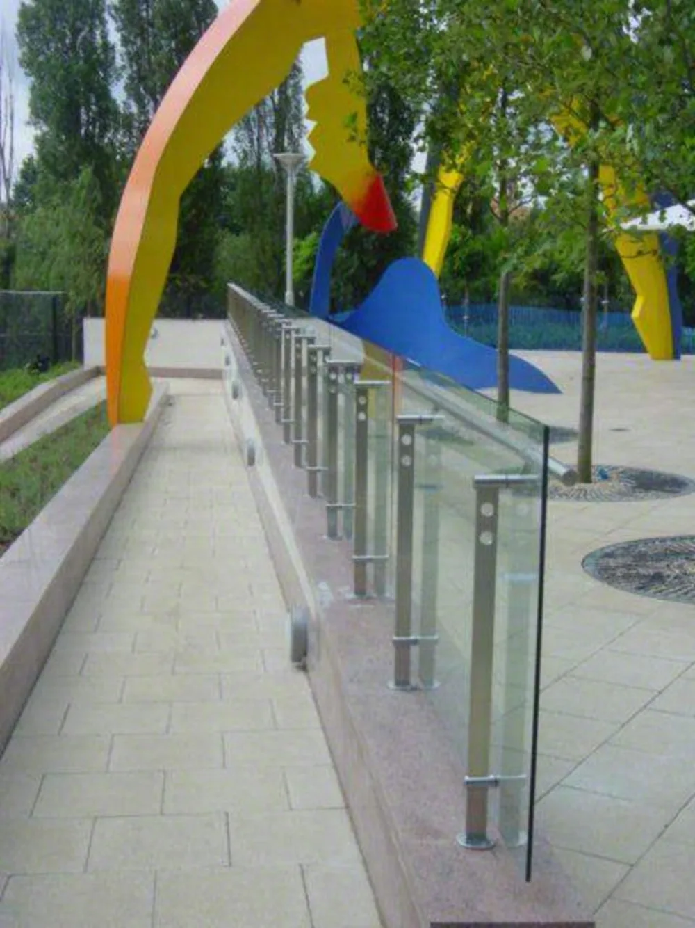 Glas für Wind- und Sichtschutz: Farbige Folie