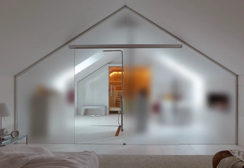 Glastrennwand und Raumteiler: Mit matter Folie