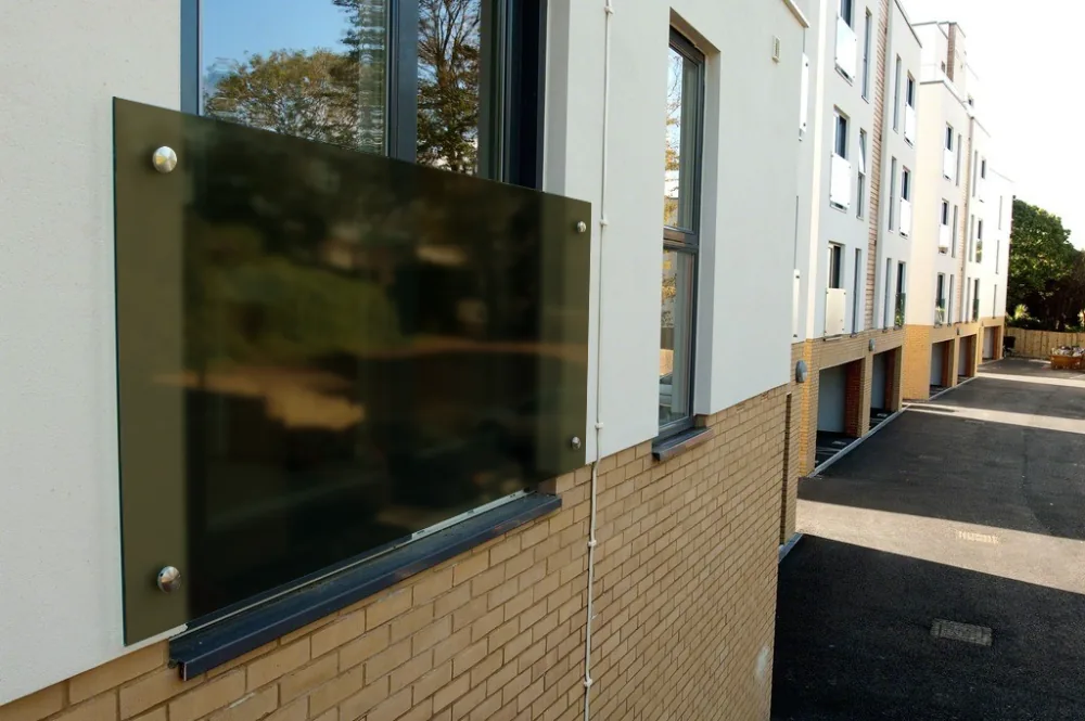 Glas für den französischen Balkon: Getönt, mit matter Folie