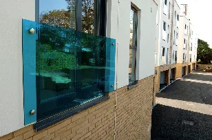 Glas für die Balkonverglasung: Farbige Folie