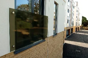 Glas für die Balkonverglasung: Getönt, mit matter Folie