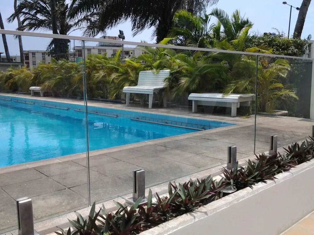 Glasgeländer an einem Schwimmbecken