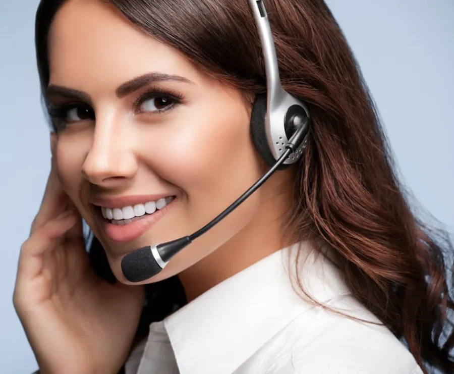 Beraterin mit Headset am Telefon