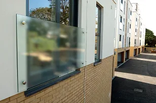 Glas für die Balkonverglasung: Satiniert