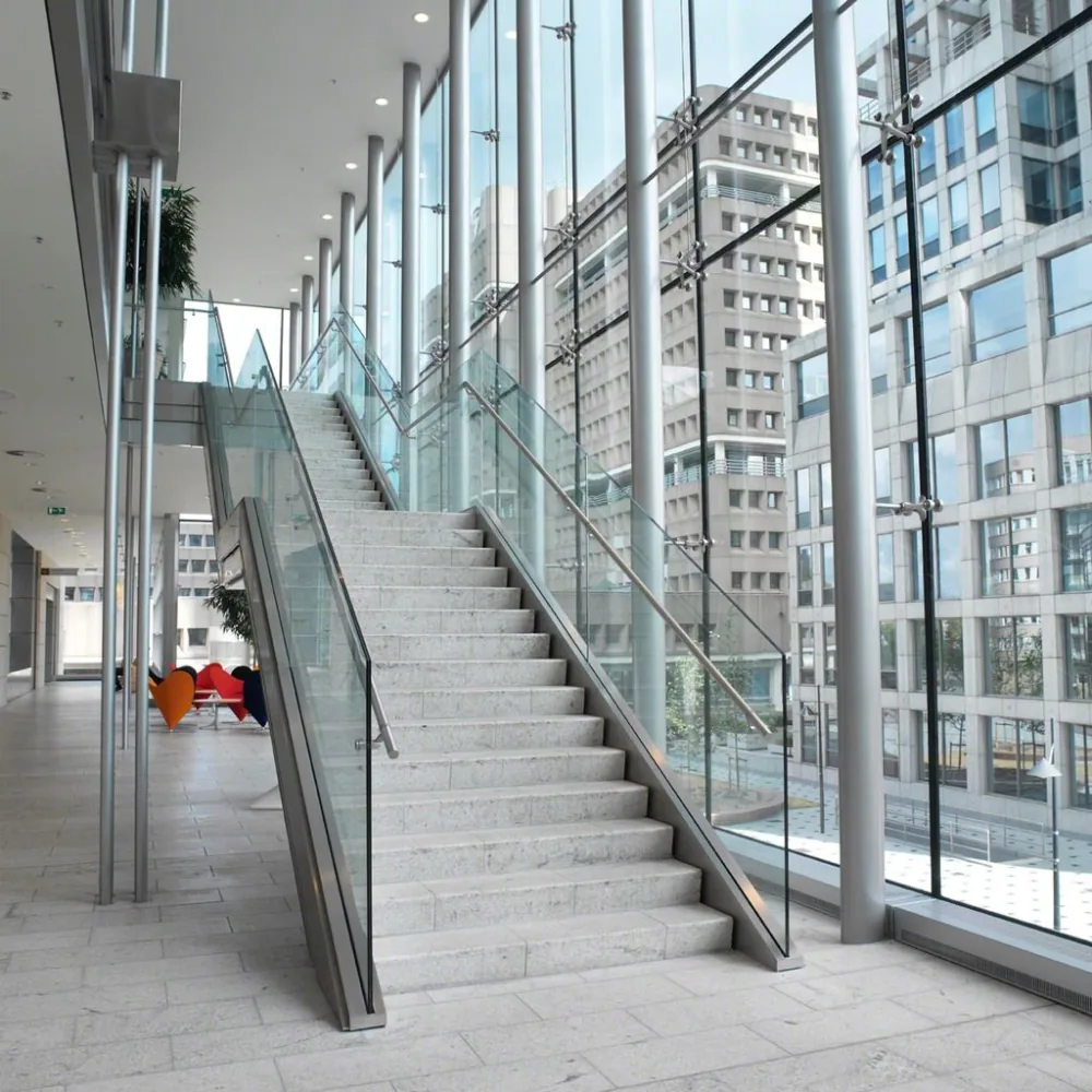 Treppenhaus hinter einer Glasfassade