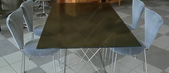 Tischplatte aus Glas: Getönt und matt satiniert