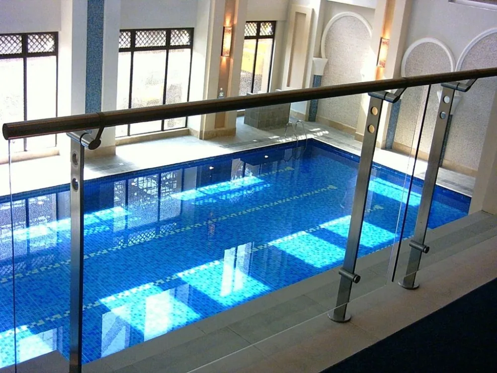 Glas fürs Geländer am Schwimmbad: Mit matter Folie