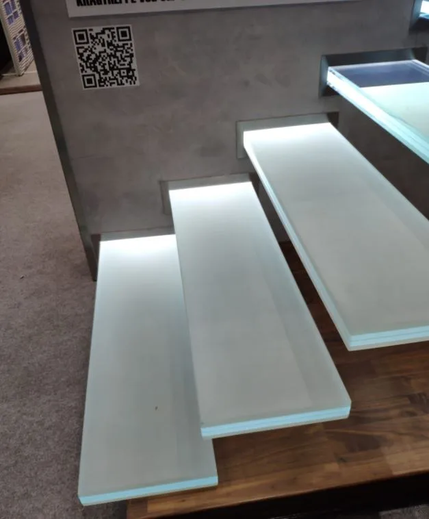 Begehbares Glas mit eigenem Motiv bedruckt